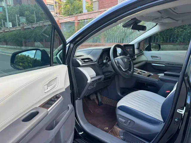 Toyota Sienna — Фото автомобиля 4