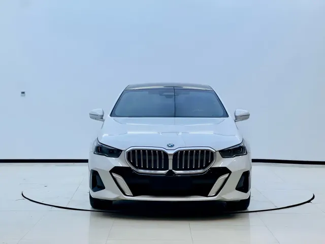 BMW 5 Series — Фото автомобиля 2