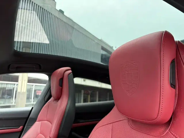 Porsche Taycan — Фото автомобиля 8