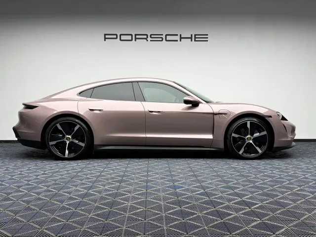 Porsche Taycan — Фото автомобиля 4