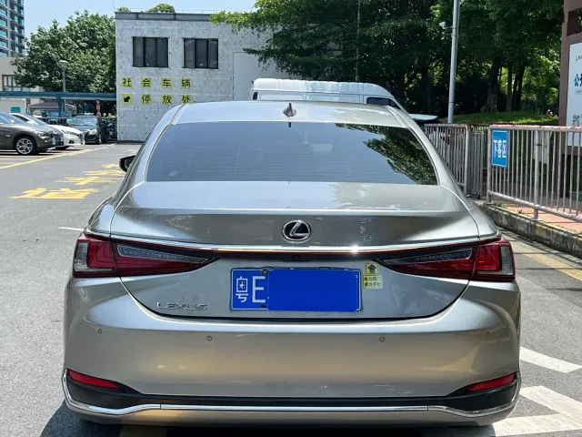 Lexus ES — Фото автомобиля 3