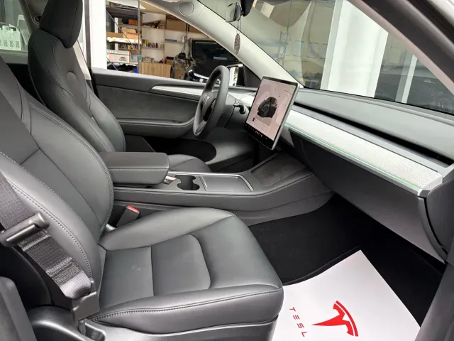 Tesla Model Y — Фото автомобиля 11