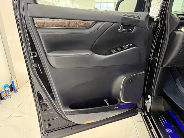 Toyota Alphard — Фото автомобиля 5