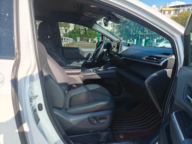 Toyota Sienna — Фото автомобиля 18