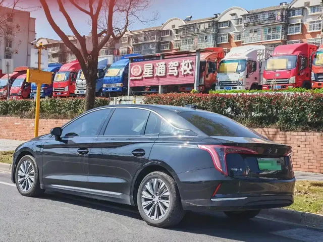 Hongqi E-QM5 — Фото автомобиля 12