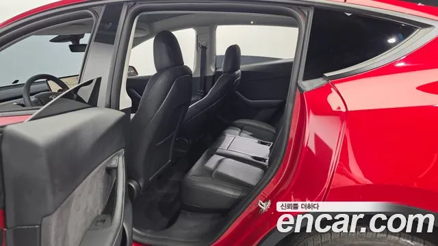 Tesla Model Y — Фото автомобиля 11
