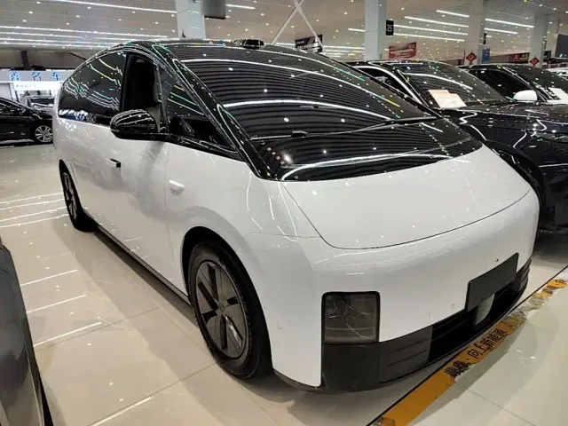 Li Auto MEGA — Фото автомобиля 3