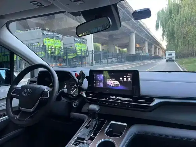 Toyota Sienna — Фото автомобиля 11