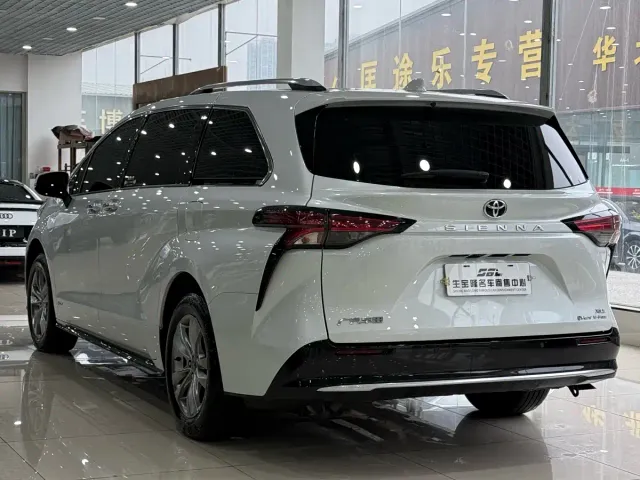 Toyota Sienna — Фото автомобиля 3