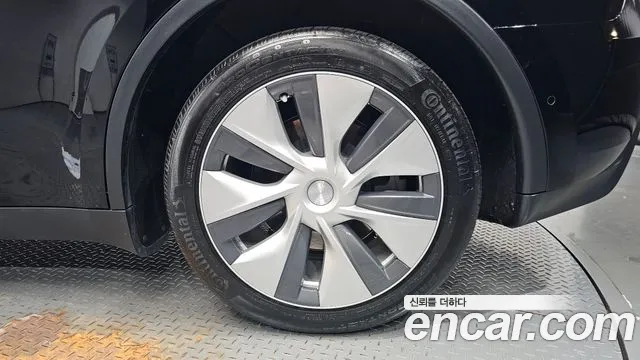 Tesla Model Y — Фото автомобиля 18