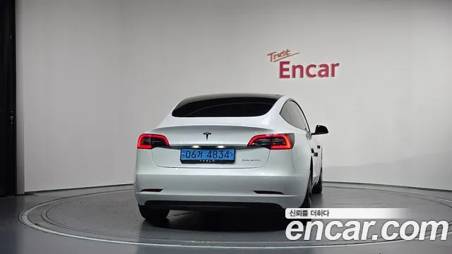 Tesla Model 3 — Фото автомобиля 4