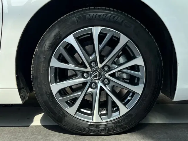 Lexus ES — Фото автомобиля 26