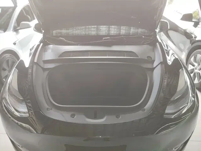 Tesla Model Y — Фото автомобиля 18