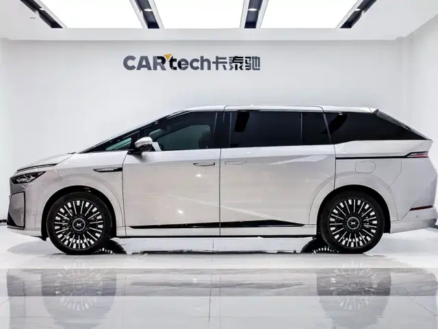 Xpeng X9 — Фото автомобиля 3