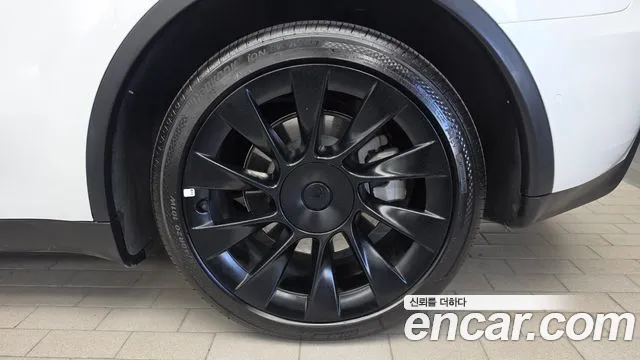 Tesla Model Y — Фото автомобиля 21
