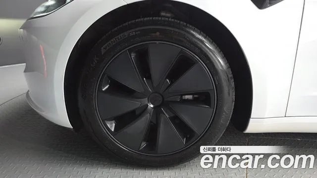 Tesla Model 3 — Фото автомобиля 5