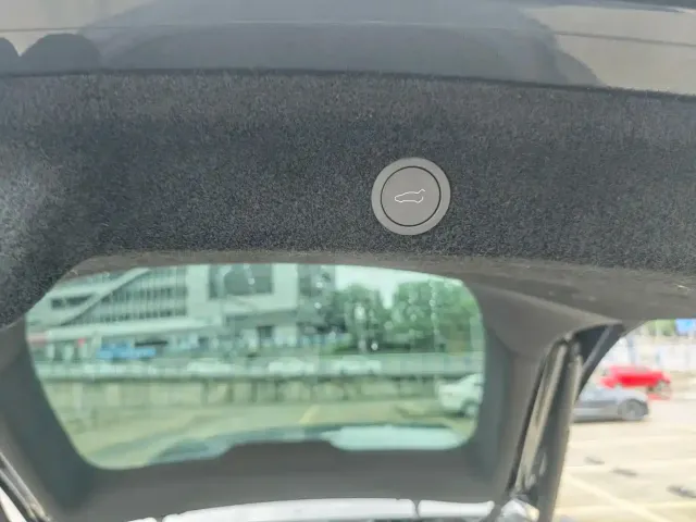 Tesla Model Y — Фото автомобиля 12