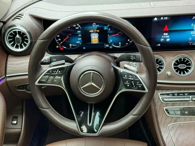 Mercedes-Benz E-Class — Фото автомобиля 5