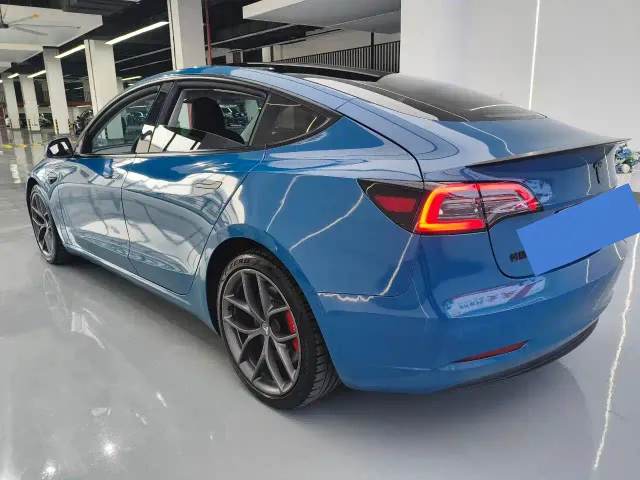 Tesla Model 3 — Фото автомобиля 9