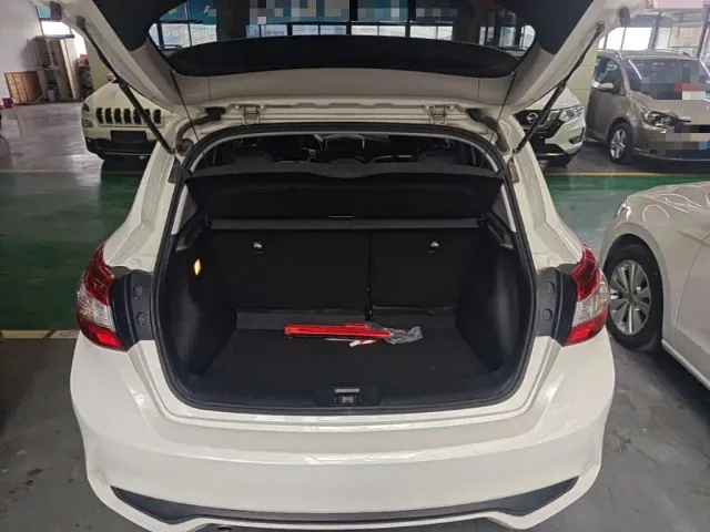 Nissan Tiida — Фото автомобиля 18