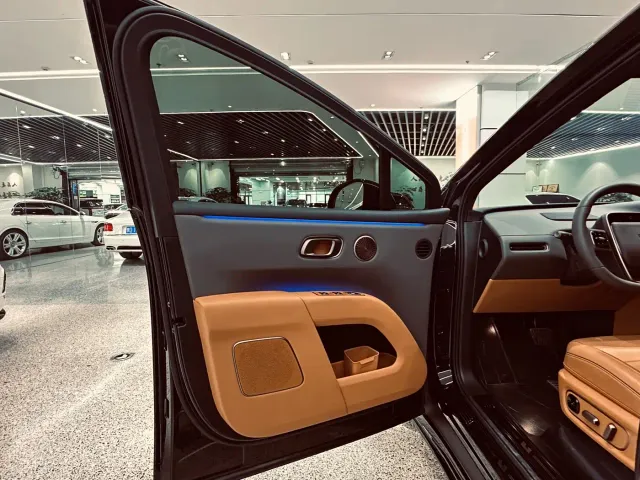 Li Auto i8 — Фото автомобиля 9