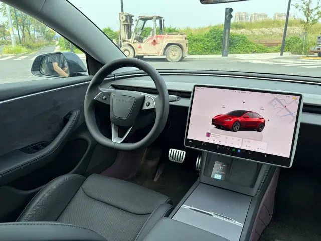 Tesla Model 3 — Фото автомобиля 8