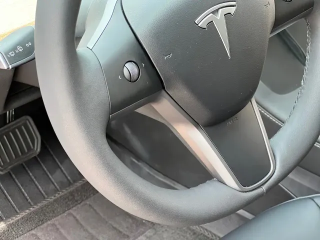 Tesla Model 3 — Фото автомобиля 9