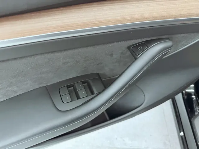 Tesla Model 3 — Фото автомобиля 16