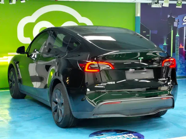 Tesla Model Y — Фото автомобиля 16