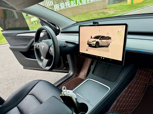 Tesla Model Y — Фото автомобиля 9