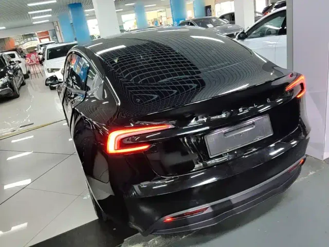 Tesla Model 3 — Фото автомобиля 4