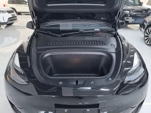 Tesla Model Y — Фото автомобиля 19