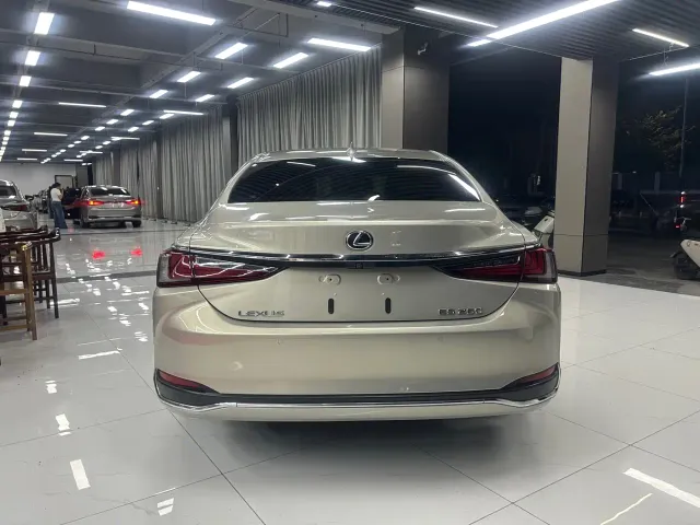 Lexus ES — Фото автомобиля 8