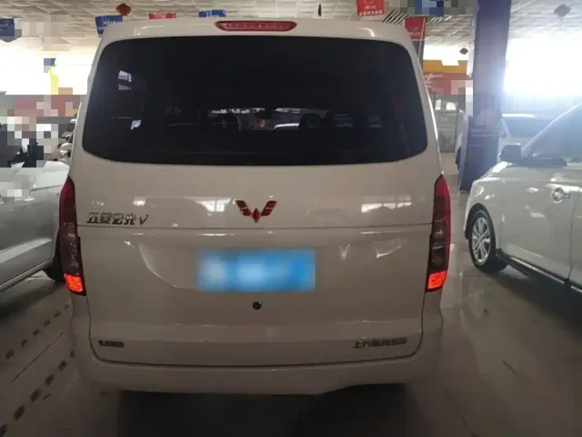 Wuling Hongguang V — Фото автомобиля 5