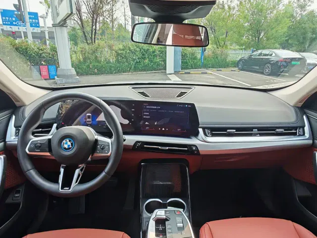 BMW iX1 — Фото автомобиля 16