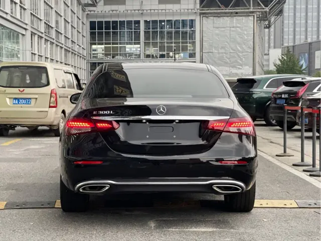 Mercedes-Benz E-Class — Фото автомобиля 5