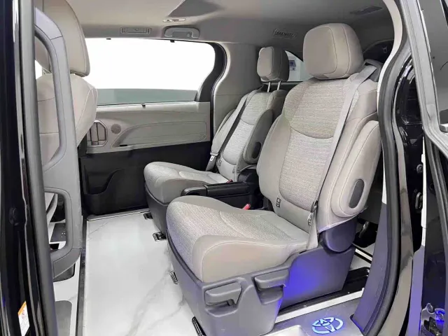 Toyota Sienna — Фото автомобиля 10