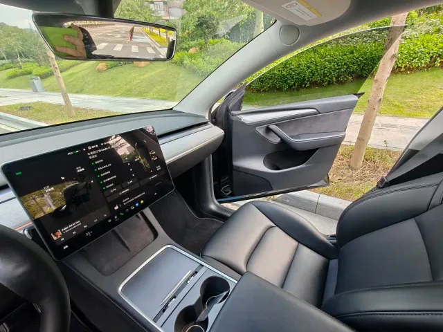 Tesla Model Y — Фото автомобиля 13