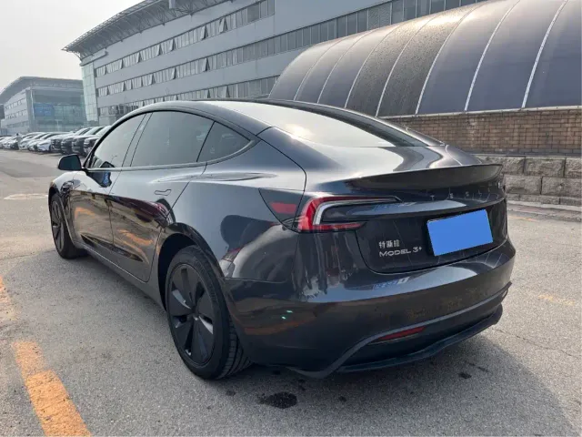 Tesla Model 3 — Фото автомобиля 6