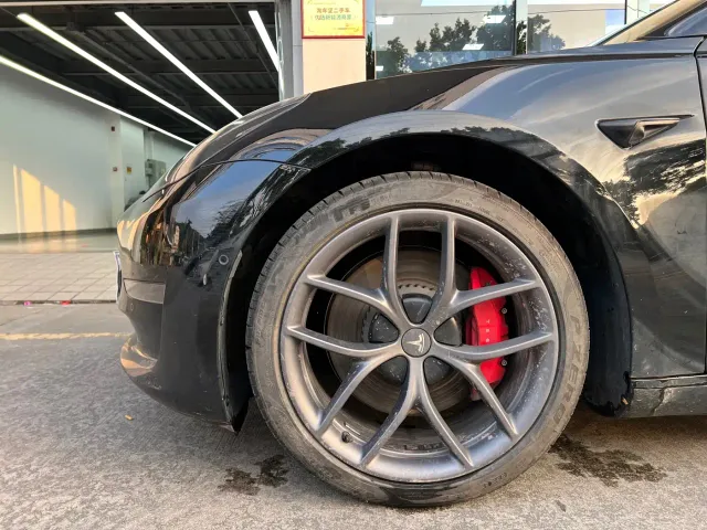 Tesla Model 3 — Фото автомобиля 14