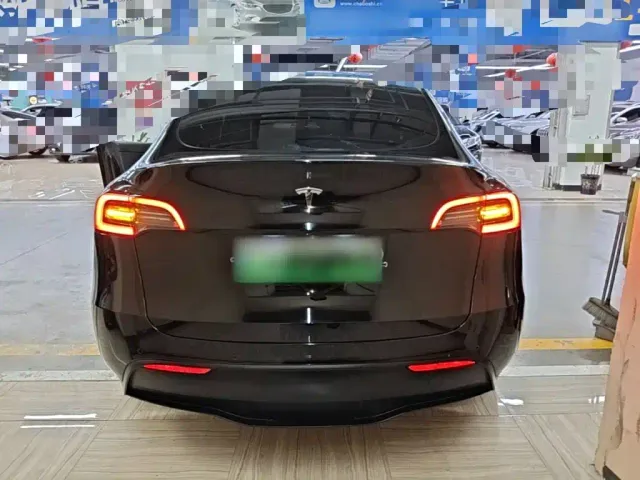 Tesla Model Y — Фото автомобиля 5