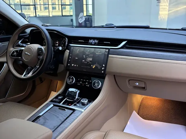 Jaguar XFL — Фото автомобиля 10