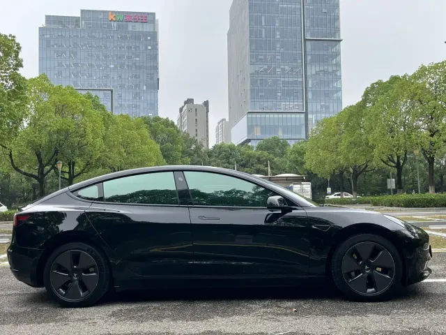 Tesla Model 3 — Фото автомобиля 7