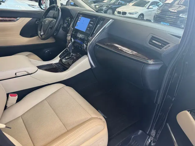 Toyota Alphard — Фото автомобиля 9