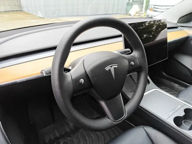Tesla Model 3 — Фото автомобиля 11