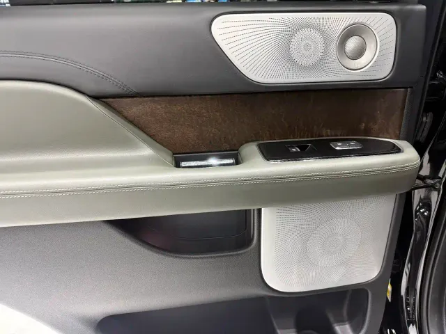 Lincoln Navigator — Фото автомобиля 11