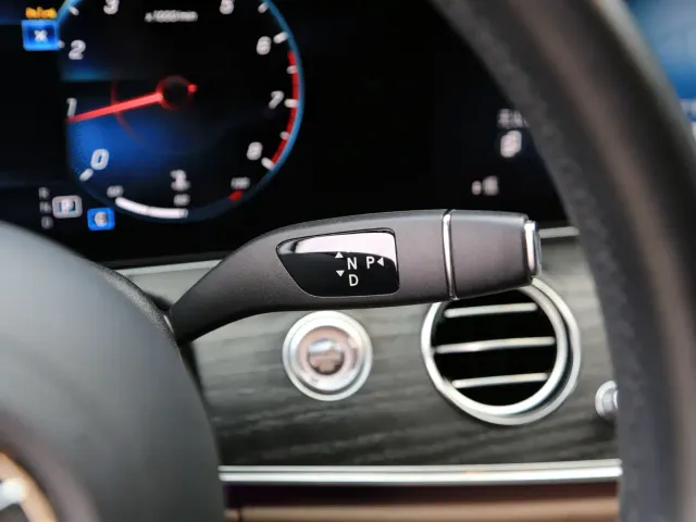 Mercedes-Benz E-Class — Фото автомобиля 12