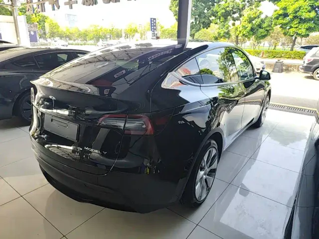 Tesla Model Y — Фото автомобиля 6