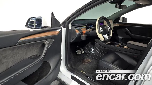 Tesla Model Y — Фото автомобиля 10