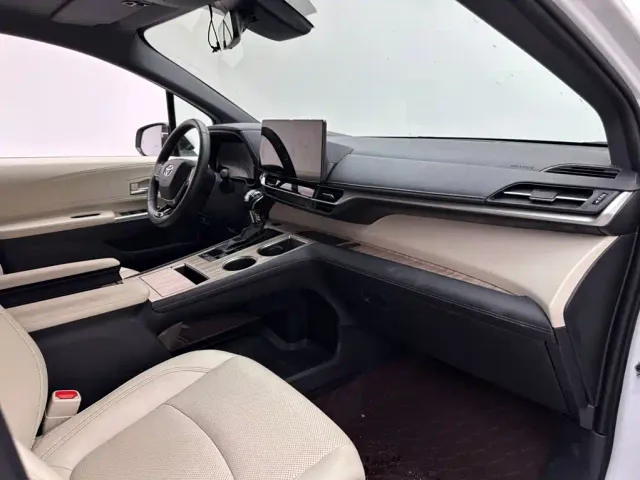 Toyota Sienna — Фото автомобиля 11